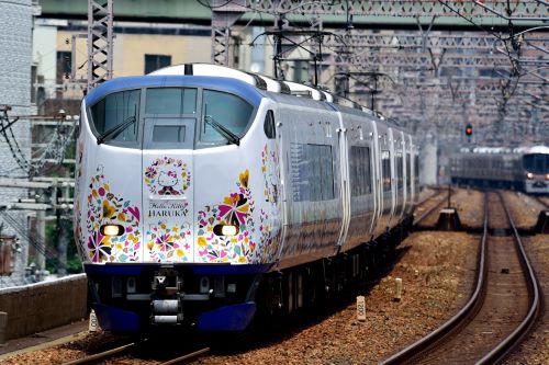 大阪環状線を行く281系特急「はるか」とEF66-122牽引のコンテナ貨物(野田駅)