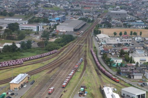 赤い機関車と赤いコンテナが並ぶ駅　- 2019年夏・秋田臨海鉄道 -