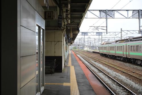 かげからひっそり、苫小牧駅構内を見る。