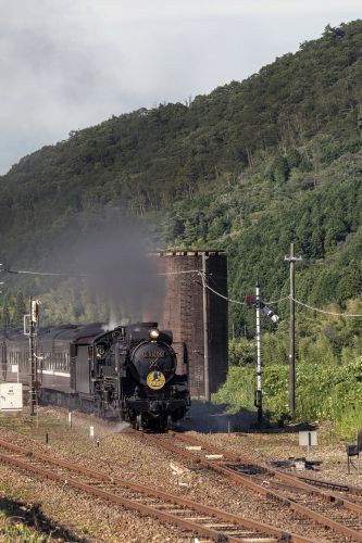 D51は篠目駅を出て行く(山口線)