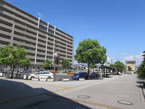駅前広場に面し、壁のように建つマンション。 【2017年08月 奈良県大和郡山市】