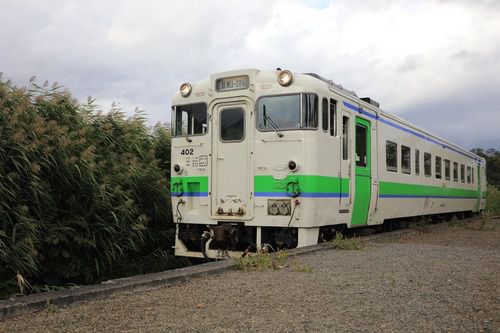 本中小屋駅に到着する普通列車(キハ40 402)