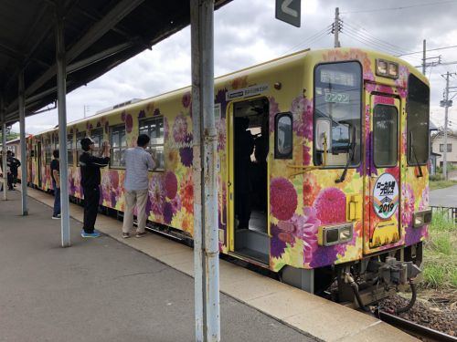 山形鉄道フラワー長井線 ローカル線プロレス 車内やホームで白熱ファイト!!