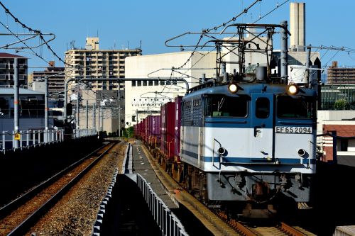 おおさか東線の高架区間を行くEF65牽引の5087レ(高井田中央駅)