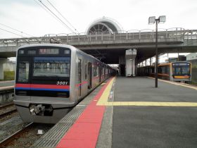 京成車同士の通過待避・印西牧の原駅にて