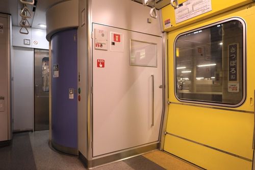 トイレが大きいのがよいですね・733系電車
