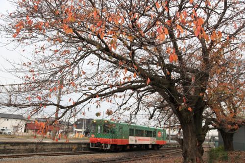 小雨降る下館駅