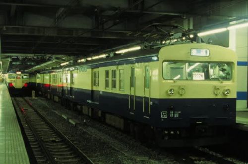 千葉駅クモユニ143形 新聞輸送を終えて帰区の途へ 1995-11-25
