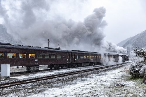 雪の篠目駅発車(山口線)