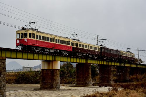 琴平電鉄の土器川橋梁を進む琴平電鉄レトロ電車(榎井~羽間)