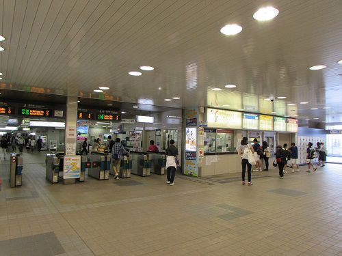 大都市圏の私鉄のような雰囲気の、コトデンの瓦町駅。 【2016年05月 香川県高松市】