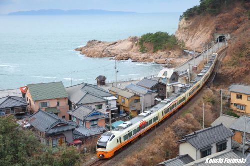 いなほ号回送列車が行く笹川流れ