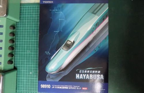 TOMIXの98910 JR E5系東北新幹線「はやぶさ」限定品を見る