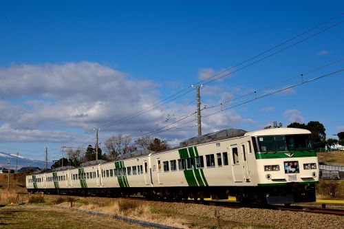 伊豆箱根鉄道を行くJR東日本の185系「踊り子号」、伊豆箱根鉄道の3000系電車、7000系電車(三島二日町~大場)
