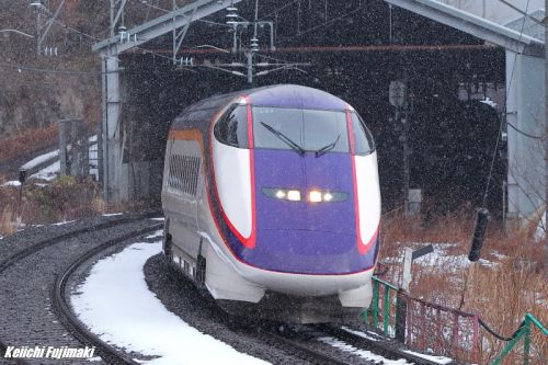 板谷峠 遠征⑤ つばさ133号 板谷駅のスノーシェルター飛び出し