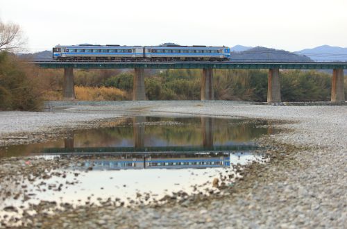 徳島線の鮎喰川橋梁を行くキハ185系特急「剣山」(府中~鮎喰)