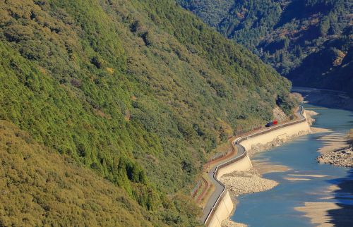 肥薩線の球磨川沿いを行くキハ47+キハ140特急「やませみかわせみ号」(海路~吉尾)