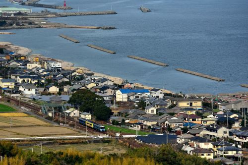高徳線の大坂峠を進むキハ１８５系特急「ゆうゆうアンパンマンカー」（阿波大宮～讃岐相生）