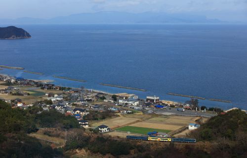 高徳線の瀬戸内海と小豆島をバックに大坂峠を行くキハ185系特急「ゆうゆうアンパンマンカー」他(阿波大宮~讃岐相生)