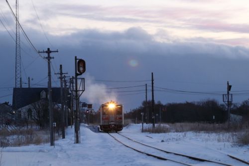 夜明け前の厚床駅に白い排気があがる - 2020年・根室線 -