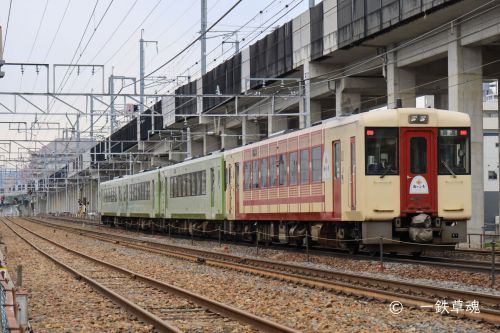 気動車4連の通勤列車