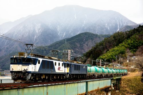 中央西線の冬の伊奈川橋梁を行くEF64重連牽引の石油輸送列車(大桑~須原)
