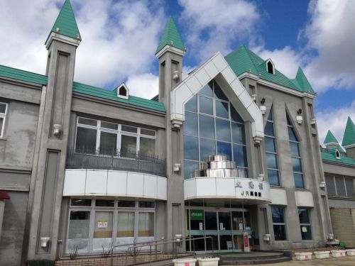 奥羽本線高畠駅 改札口から徒歩0分の温泉併設 青春18きっぷで訪れたい山形の駅
