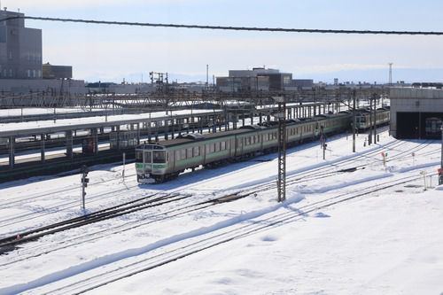有明連絡歩道橋から721系電車、岩見沢駅構内