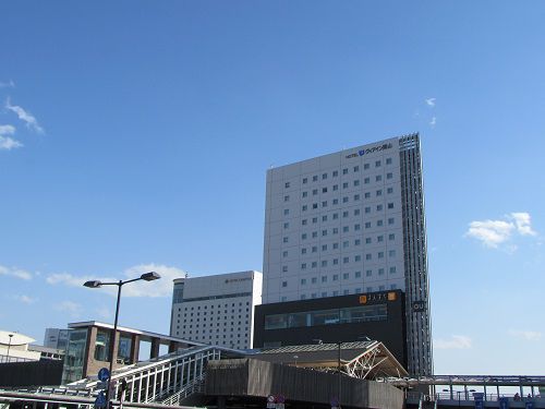 西口にも東口にも、同じJR西日本系のホテルが建つ岡山駅。 【2018年05月 岡山県岡山市】
