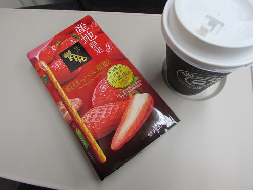 北陸新幹線車内で、産地限定、小諸市産いちごを使用したチョコレート菓子。 【2020年02月 上野駅新幹線車内】