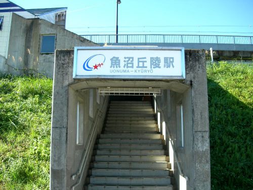 魚沼丘陵駅から俣倉社へ。2本の樹木が門のようにそびえ立つ神社