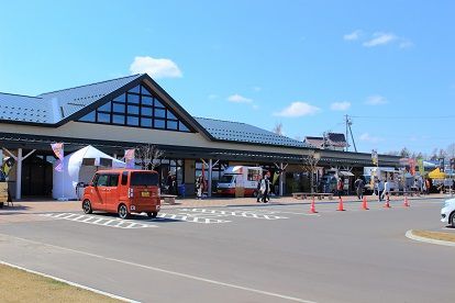 道の駅「あびらD51ステーション」のキハ183系スラントノーズ車が冬囲いを終える