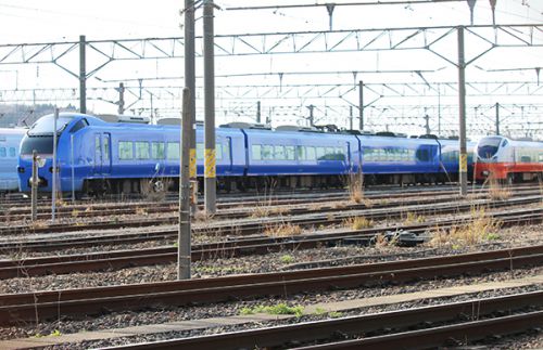運休の列車が集まっていた今朝の秋田車両センター