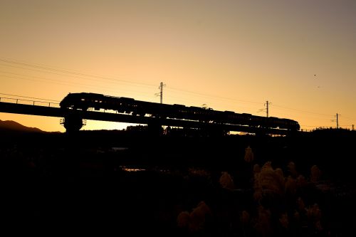 日豊本線の夕闇迫る田野~青井岳を行く787系特急「きりしま号」他(田野~青井)
