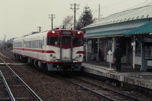 東北本線ED79形 雨の中での列車待ち 1995-04-30
