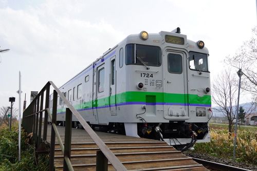 北比布駅に止まる普通列車。