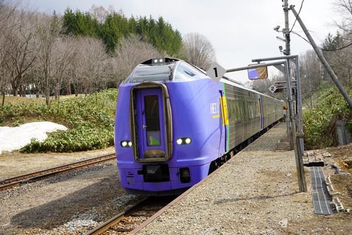 塩狩駅を駆け抜ける特急列車