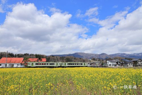 キハ110が信濃平駅に停車中