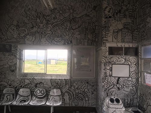 田舎館駅:駅構内装飾完成(GOMAさんによるアート作品)