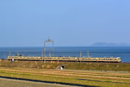 湖西線の青く輝く琵琶湖をバックに行く国鉄色の117系電車他(志賀~蓬莱)