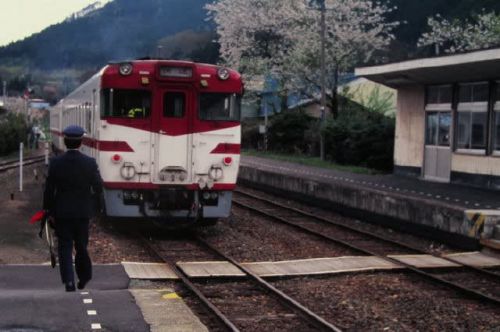 花輪線キハ52形 桜咲く山あいの駅にて 1995-05-03