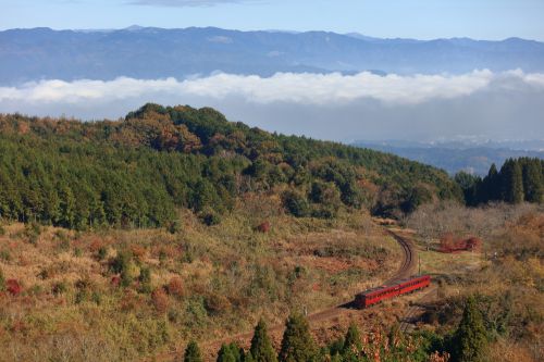 肥薩線の雲海バックの大畑駅のスイチバックを行くキハ４７「いさぶろう１号」（大畑駅）