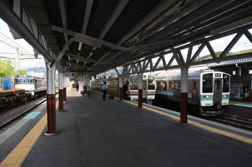 5月22日撮影 岡谷駅にてEF64-37号機と並びより