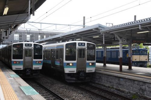 5月23日撮影 岡谷駅にてEF64-37号機との並びより