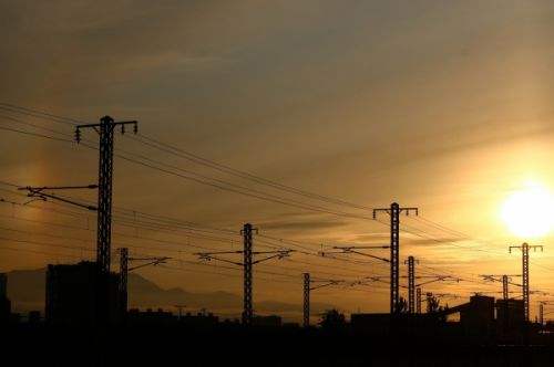 夕刻の彩雲と電車 2020/05/26
