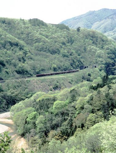 五月の 奥羽本線 庭坂駅 あたり 1983.5.4