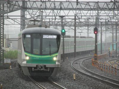 東京メトロ16000系(4次車) JR東日本常磐線各駅停車成城学園前行き(白)