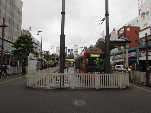 行き止まりの配線が印象的な、松山市駅前の路面電車乗り場。 【2016年05月 愛媛県松山市】