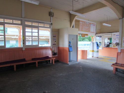 古き良き昭和の駅待合室?富士急行線「谷村町」駅。 【2015年07月 山梨県都留市】