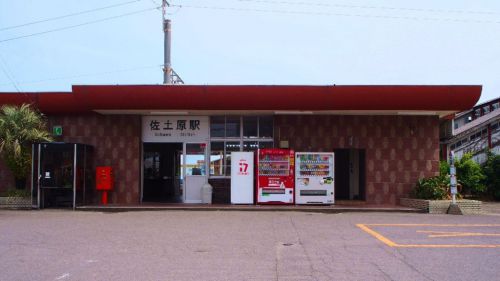 佐土原駅。昭和レトロな駅舎とコンテナ集配基地【宮崎県宮崎市】